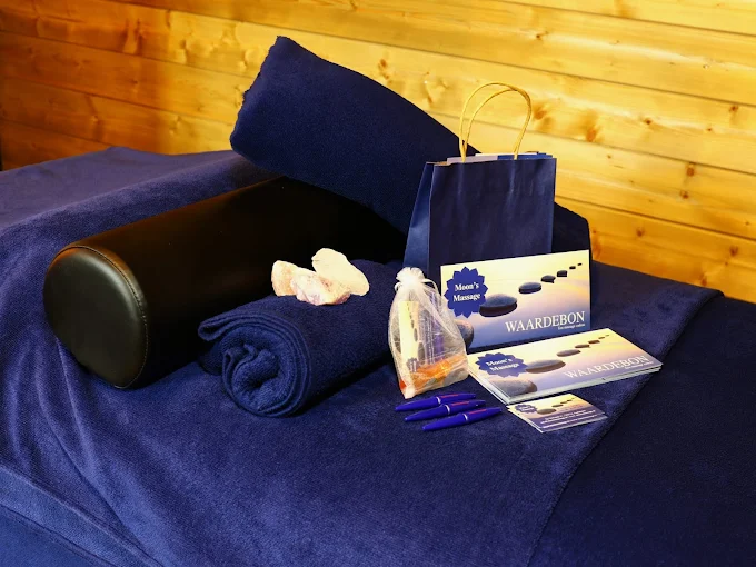 Cadeaubon van Moon's Massage, sfeervol gepresenteerd als cadeau