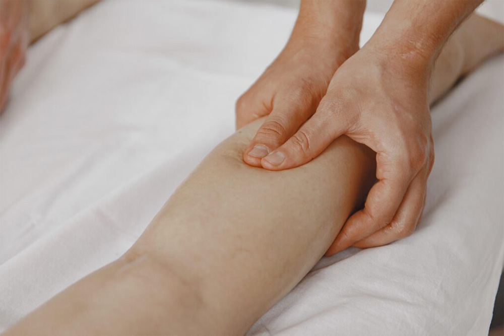 Klachtgerichte massage in de praktijkruimte van Moon's Massage